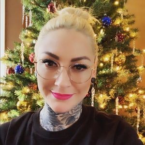 Meet your Posher, Monique